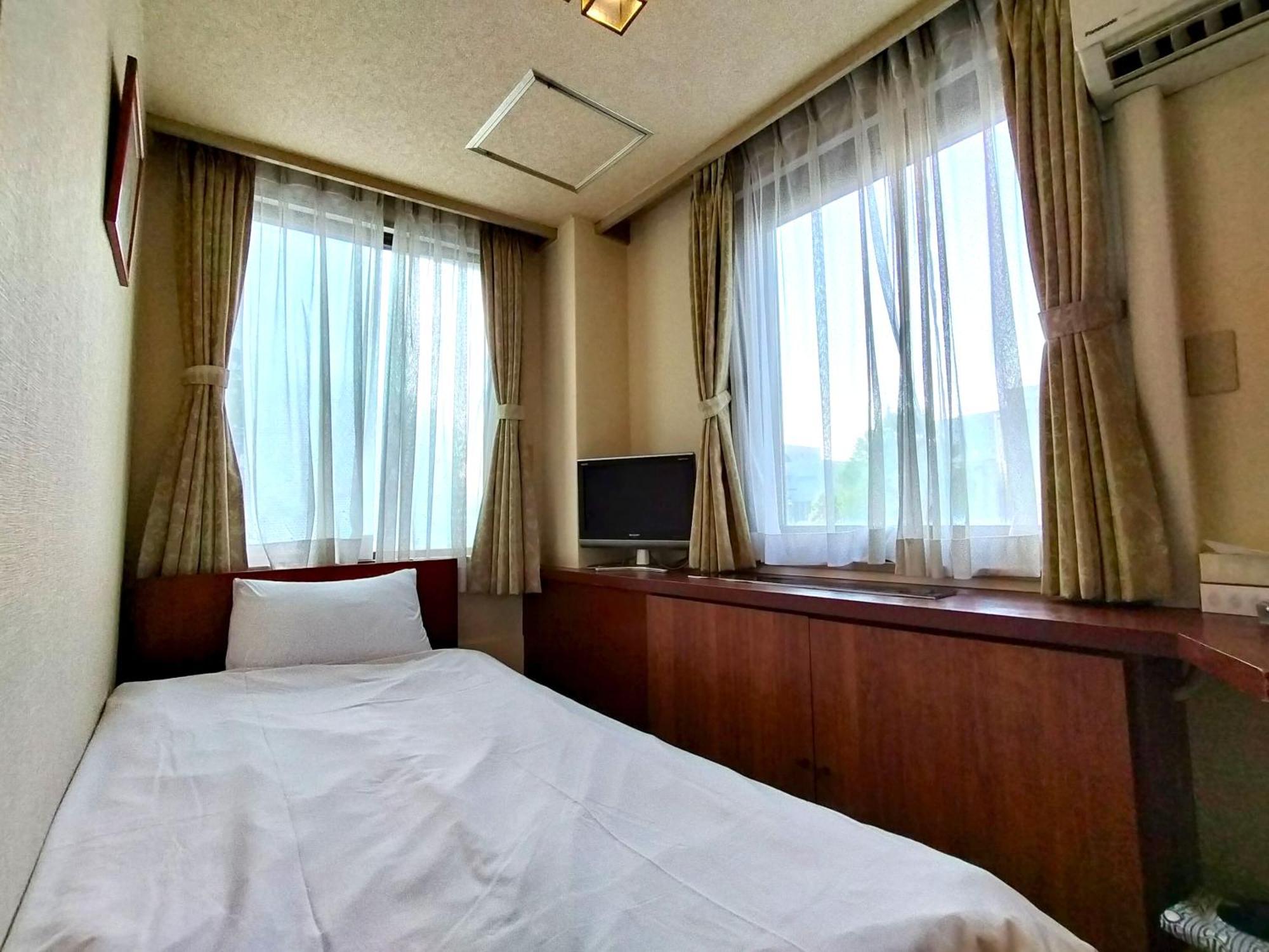 Tabist Business Hotel Takizawa Takasaki Station Nishiguchi Екстер'єр фото